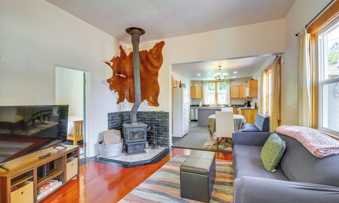 Bandon Cottage | < 1 Mi to Coquille River: Cottage w/Private Yard!
