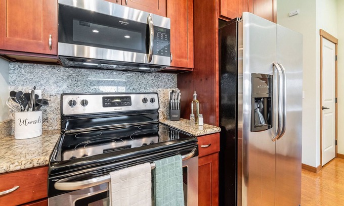Hilltop House | <1 mi to Dome | 3BD 2.5BA | Townhouse | Garage -24