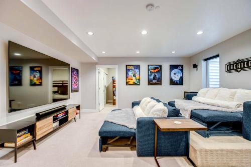 Lincoln Park House | 1 Mi to Dtwn Denver Sleek Duplex with Rooftop Deck!