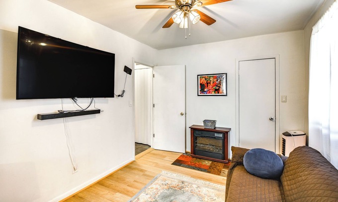 Downtown Apartment | 1 Mi to Dtwn: Remote Work-Friendly Apt in Hampton!