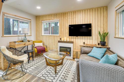 Crestline Apartment | 1 Mi to Lake Crestline Cabin with Private Hot Tub!