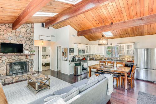 Crestline House | 1 Mi to Lake Crestline Cabin with Deck and Gas Grill!
