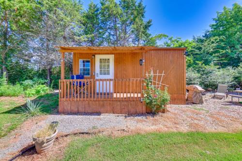 Kingston Apartment | 1 Mi to Lake Texoma Cozy Studio with Outdoor Space!