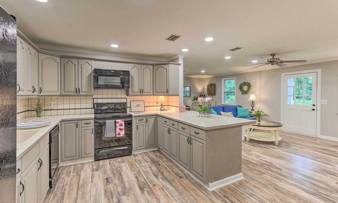 Olde Town Cottage | 1 Mi to Old Town Bluffton: Home w/Screened Porch