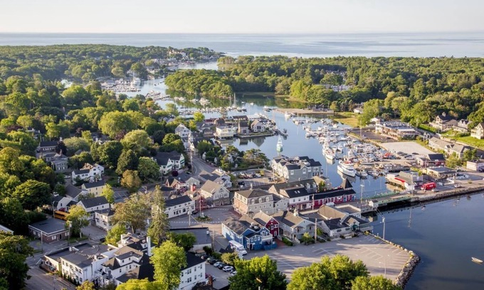 Kennebunk House | 1 mile to Kennebunkport village & beaches. Large, clean 2-bed townhome w/Piano.