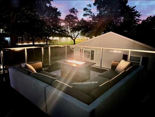Green Bay House | 1 Min - Lambeau Rooftop Entertainment Garage