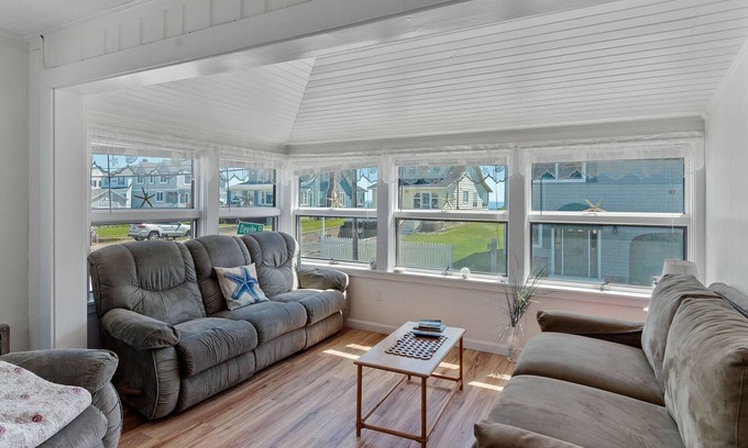 Wells Beach Apartment | 1 MIN WALK TO WELLS BEACH-OCEAN VIEWS-LARGE YARD. AMPLE PARKING. 9/21-9/27 OPEN