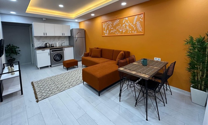 Pera Apartment | 1 minute to istiklal street. Taksim square 5 minutes