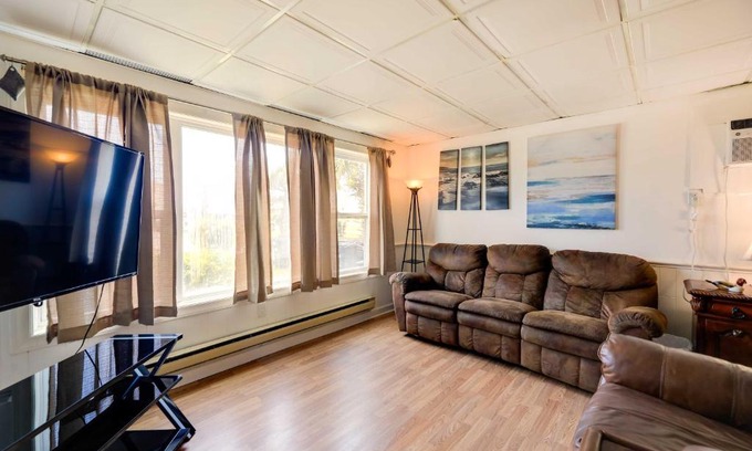 Emerald Isle Apartment | 1 Ocean Fun Emerald Isle Apt, Steps to Beaches!