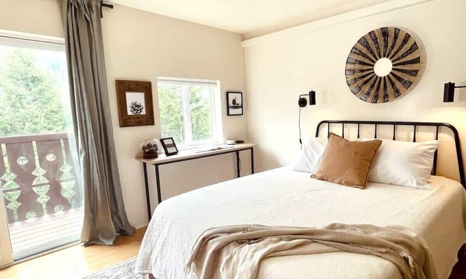 Port Angeles Apartment | #1 Pine Queen Room - Fireplace in Olympic Nat'l Prk