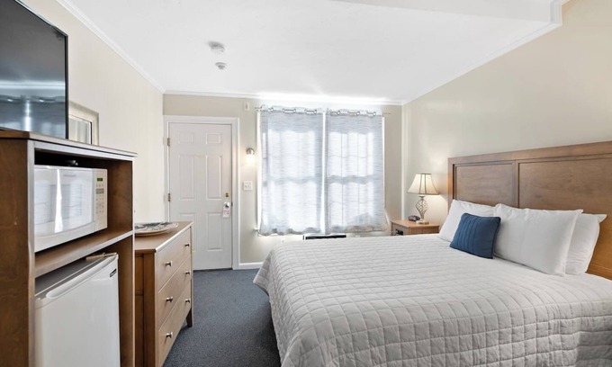Falmouth Heights Hotel | 1 Queen Bed Suite Close to Beach & Dining