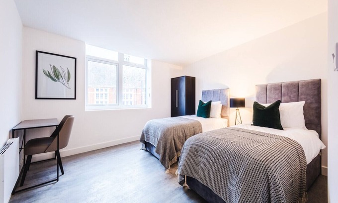 Swindon Apartment | 1 Regent Circus Apartment Central Location Long Stays