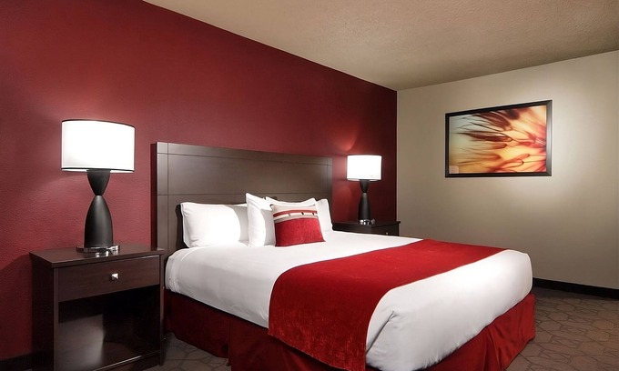 Laughlin Hotel | 1 x Sedona River View King Non Smoking Room at Edgewater Casino Resort