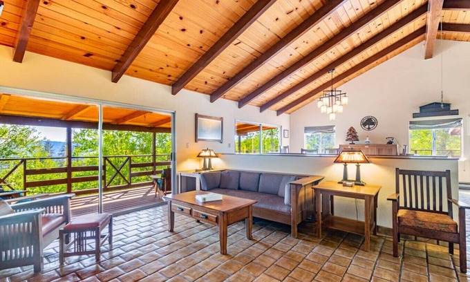 Oakhurst House | 10-acre Forest Villa, Single Floor, Hot tub, Patio