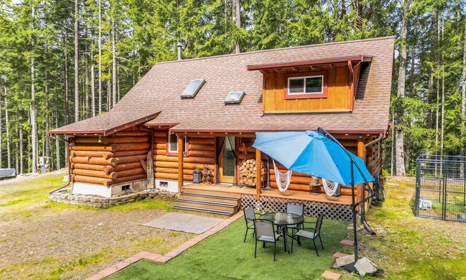 Hoodsport Cabin | 10-Acre Pvt Retreat! Hot Tub & FirePit, Lk Access