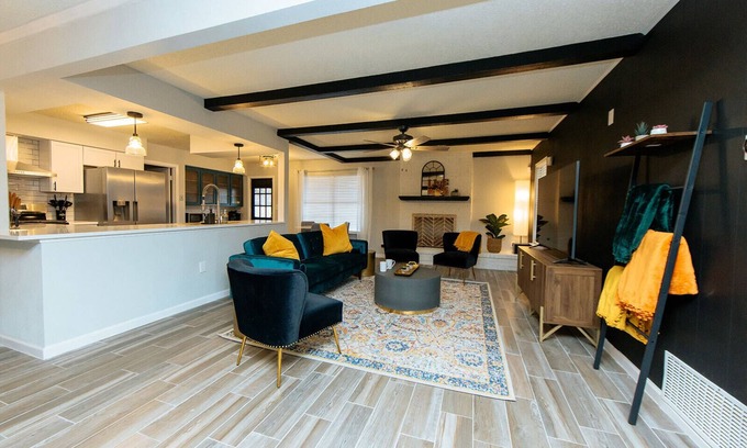 Vance Jackson House | 10' away from Sixflags Stunning Full Family Home w/Movie Theatert