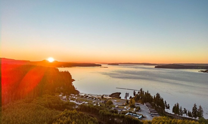 Regional District of Mount Waddington Apartment | 10 - Blackfish Cottage
