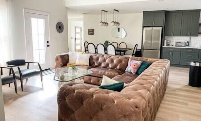 Terrell Heights House | 10 Guest-5 Beds-Pickleball-Basketball-Weber Grill