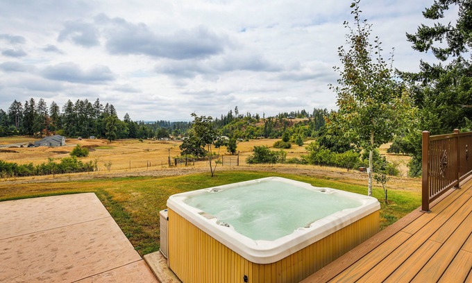 Thurston House | 10 Mi to Eugene: Countryside Home w/Mtn Views!