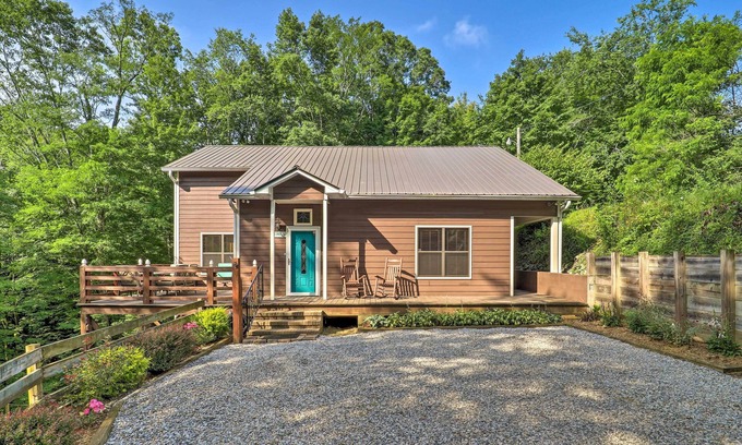 Newland Cabin | 10 Mi to Grandfather Mountain: 'Wolfe Creek Cabin'