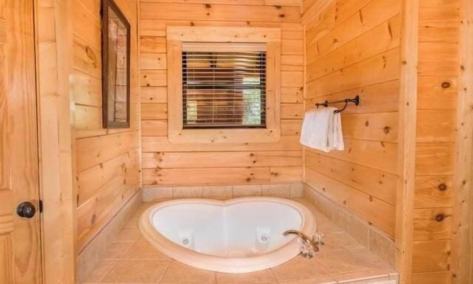Gatlinburg - Pigeon Forge Cabin | 10 Min 2 Pigeon Forge Pkwy/Gorgeous Cabin/Hot Tub