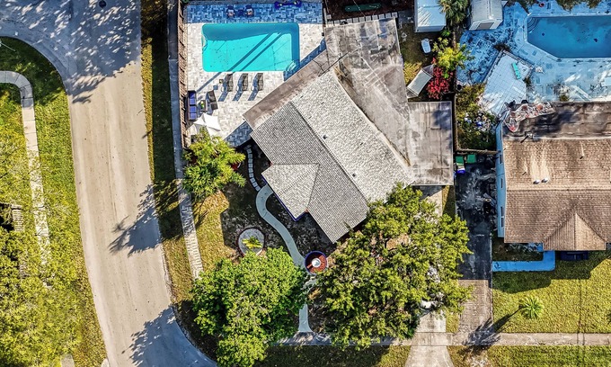 Sunset House | 10 min to Beach Stylish Villa Sleeps 12 with Pool, Game Room & Mini Golf