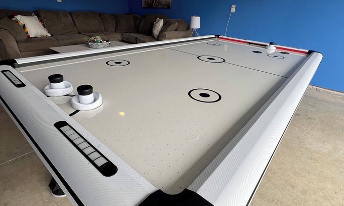 Donelson House | 10 min to Broadway, Airport & Opry Mills. Three roomy bedrooms sleep up to 10 guests in comfort. After a play day, unwind in our dedicated game room packed with board games. Fire up the BBQ on grill by the dog park and chill.
