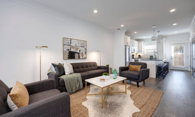 Urbandale Nations House | 10 Min To Broadway -Beautiful Music City Townhome