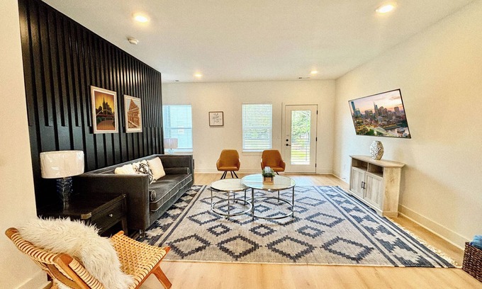 Donelson House | 10 min to Broadway, Opry & airport! Roomy 3-bed, 3-bath home sleeps 12 and is packed with fun. Highlights: Private game room Fast Wi-Fi & smart TVs Free driveway parking Full kitchen, grill area, dog park After shows and hot chicken