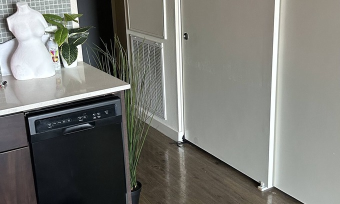 Mid-Wilshire Apartment | 10 min to Hollywood comfy studio in mid city (pet friendly)