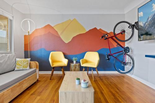 Golden Apartment | 10 min to Red Rocks KING BED Bike Storage DT Golden