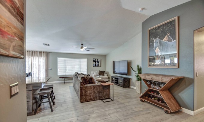 Gilbert House | 10 min walk to San Tan Village Mall in the Heart of Gilbert, AZ