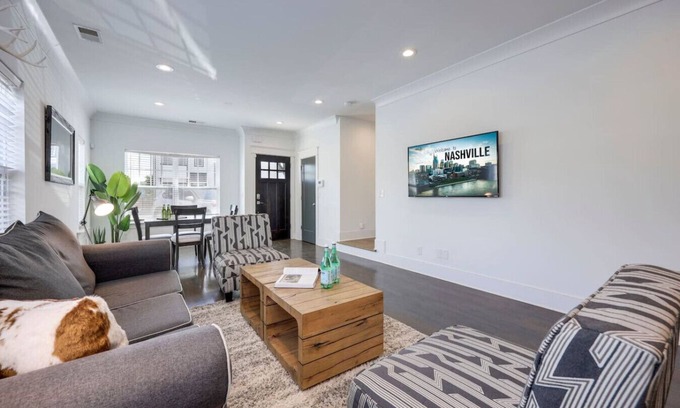 Urbandale Nations House | 10 Mins To Broadway - Stunning Townhome