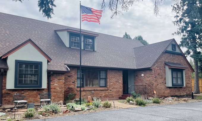 Broadmoor House | 10 minute walk to the Broadmoor, plenty of parking and fast internet STR-0522
