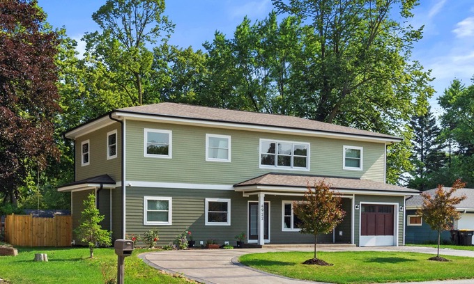 Brown Deer House | 10 minutes to downtown! Family-sized homes with rec room and bar.