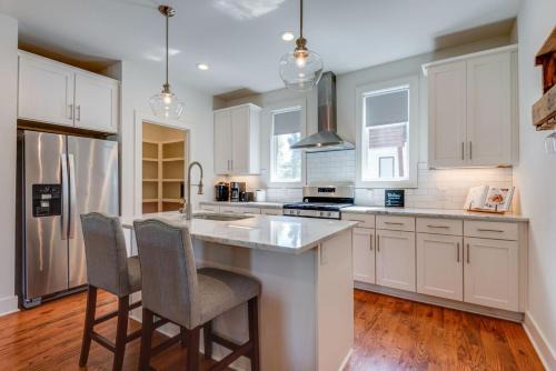 Katie Hill Neighborhood House | 10 Percent OFF New Home Downtown Sleeps 8