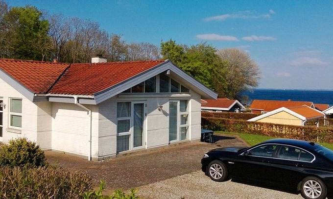Grønninghoved Strand House | 10 person holiday home in Sjølund