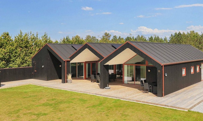 Bratten Strand House | 10 person holiday home in Jerup-By Traum
