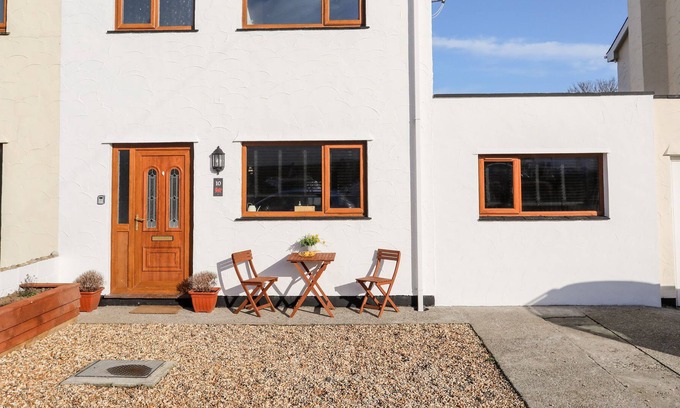 Edern House | 10 Y DDOL, pet friendly, with open fire in Morfa Nefyn