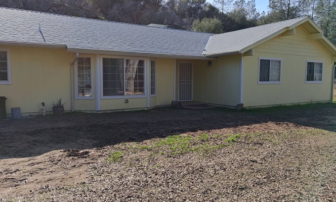 Coarsegold House | 100 Acre Wood Honeymoon Ranch House Thinking Log, 3 bed, 2 bath, WiFi, AC