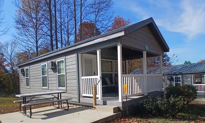 Logan Cabin | 100) Bluebird Farmhouse Style Cabin. Close to Hocking Hills State Park and more!