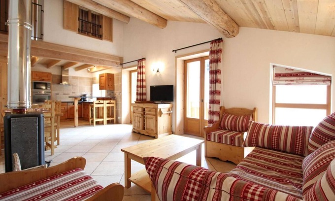 Val Cenis Apartment | 100m from resort center, 1st floor, balcony, fireplace or stove, tv, ski locker, 90m², Val Cenis