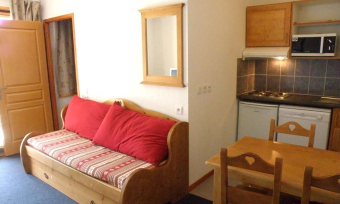 Vaujany Apartment | 100m from resort center, sauna, hammam, balcony, parking, tv, 50m², Vaujany