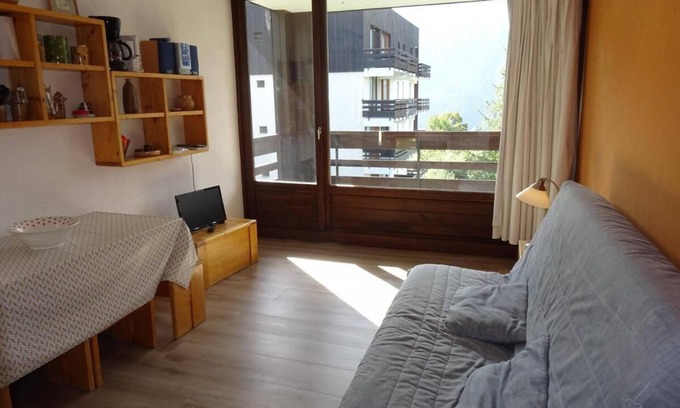 Plan Peisey Apartment | 100m from ski slopes, 5th floor, view mountain, balcony, parking, tv, ski locker, 35m²