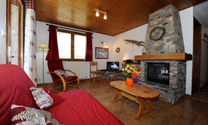 Le Bettaix Apartment | 100m from ski slopes, 1st floor, fireplace or stove, parking, tv, 60m², Les Menuires