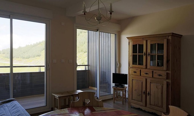 Peyragudes Apartment | 100m from ski slopes, 2nd floor, view valley, parking, tv, ski locker, 40m², Peyragudes