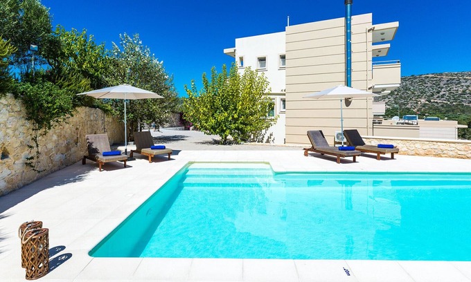 Marathi Villa | 100m to Loutraki Beach/Private Heated Pool/Ping Pong Table/BBQ Area