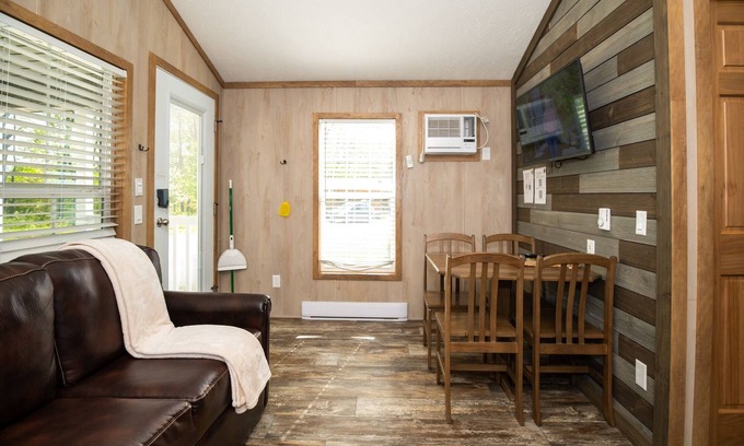 Logan Cabin | 101) Cardinal Farmhouse Style Cabin. Close to Hocking Hills State Park and more!