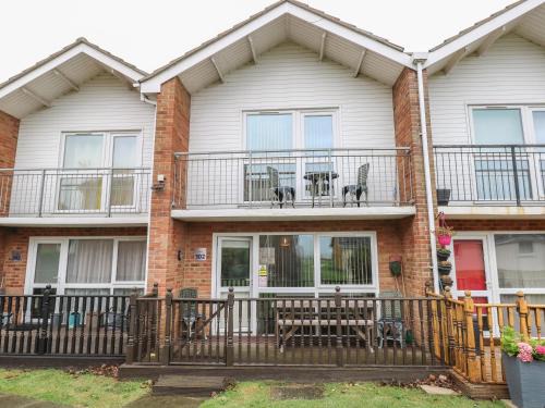 Corton House | 102 Waterside Park