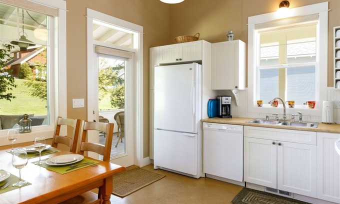 Oroville House | 103 Bootlegger Lane (Country)
